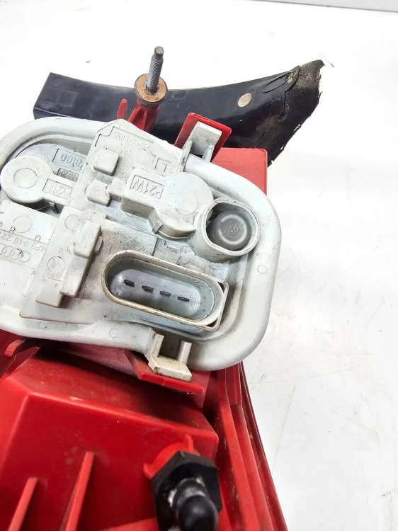 LAMPA LEWY TYŁ LED W BŁOTNIK AUDI A6 C6 LIFT 4F9945095E