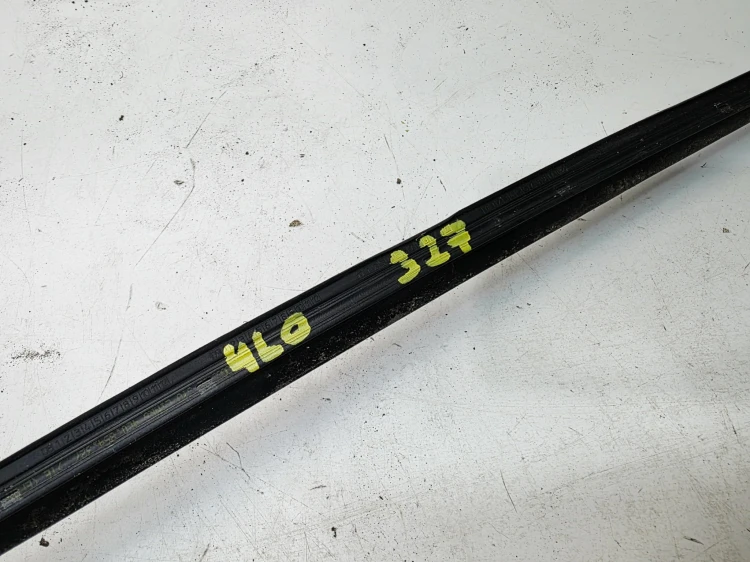 LISTWA ZGARNIAJĄCA SZYBY LEWA AUDI Q7 4L0854327
