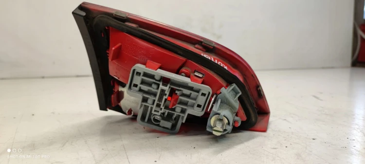 LAMPA PRAWY TYŁ W KLAPĘ ZWYKŁA AUDI A4 B8 KOMBI AVANT 8K9945094