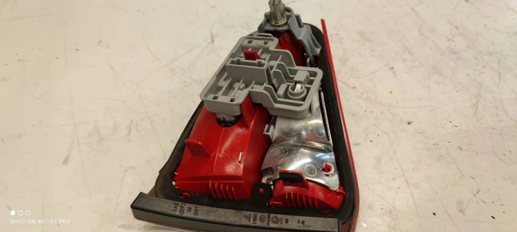 LAMPA PRAWY TYŁ W KLAPĘ ZWYKŁA AUDI A4 B8 KOMBI AVANT 8K9945094