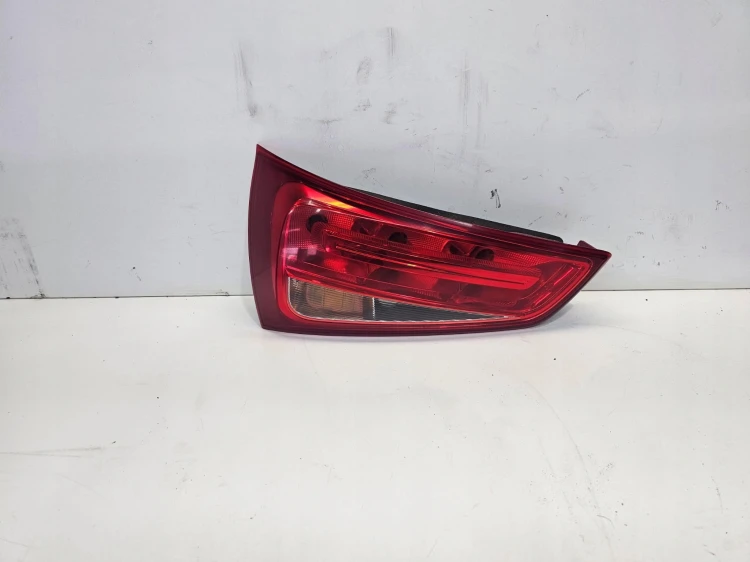 LAMPA LEWY TYŁ W KLAPĘ AUDI A1 8X3 8X0945093D