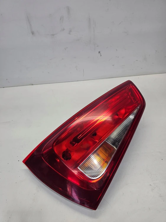LAMPA LEWY TYŁ W KLAPĘ AUDI A1 8X3 8X0945093D