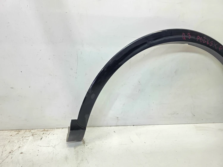 LISTWA BŁOTNIKA PRAWY TYŁ AUDI Q3 8U 8U0853818A CZARNY POŁYSK