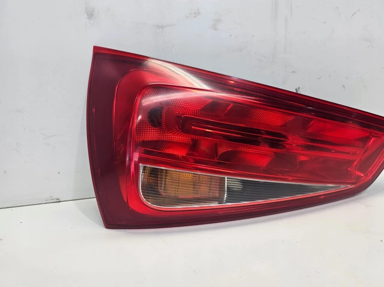 LAMPA LEWY TYŁ W KLAPĘ AUDI A1 8X3 8X0945093D