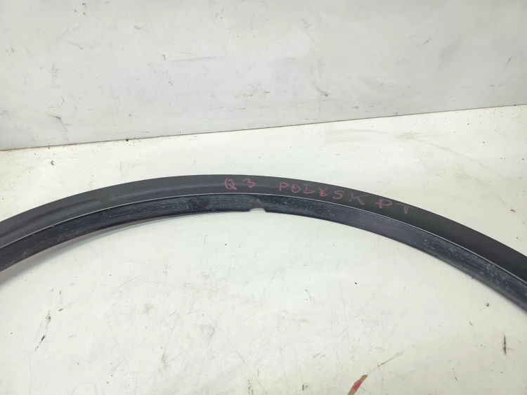 LISTWA BŁOTNIKA PRAWY TYŁ AUDI Q3 8U 8U0853818A CZARNY POŁYSK