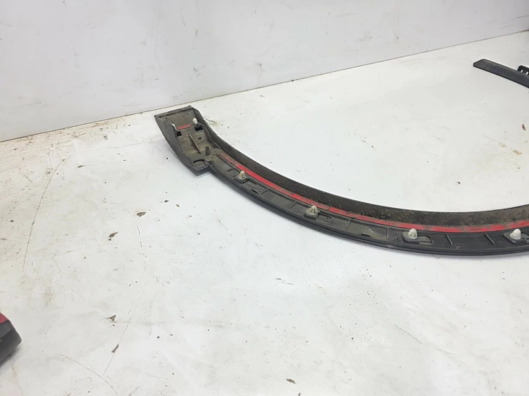 LISTWA BŁOTNIKA PRAWY TYŁ AUDI Q3 8U 8U0853818A CZARNY POŁYSK