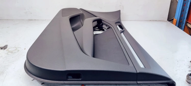 BOCZEK DRZWI P P AUDI A3 8V 8V3867106 MATERIAŁ *56