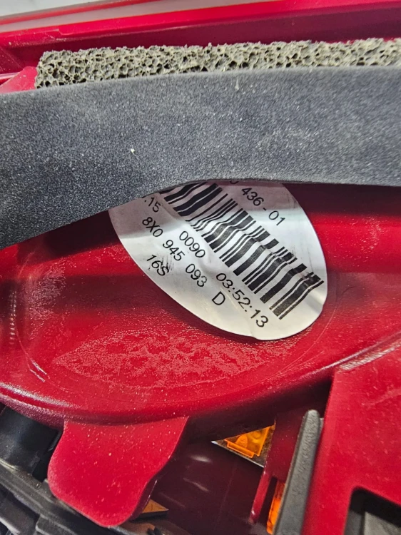 LAMPA LEWY TYŁ W KLAPĘ AUDI A1 8X3 8X0945093D