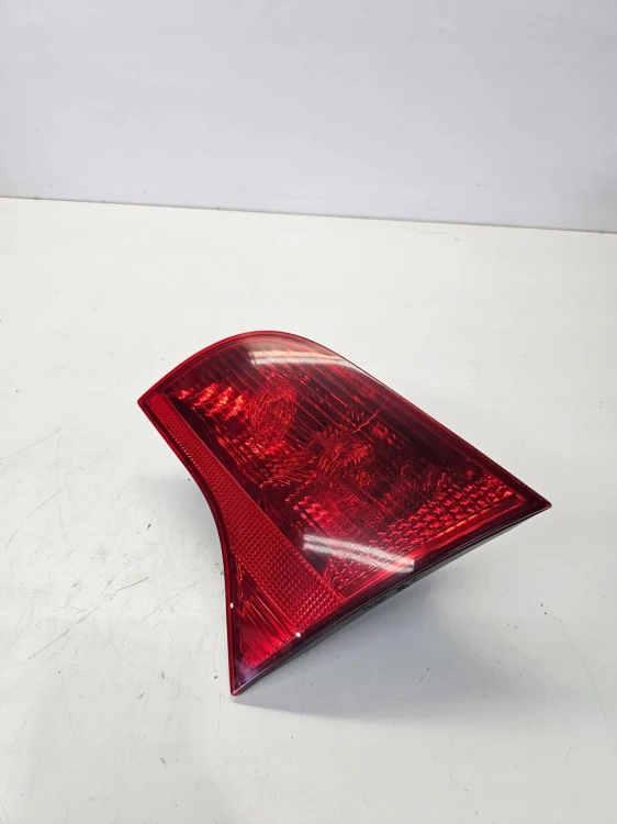 LAMPA PRAWY TYŁ W KLAPĘ AUDI A4 B7 AVANT 8E9945094