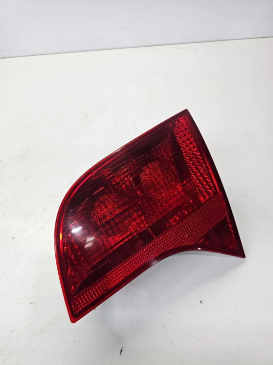 LAMPA PRAWY TYŁ W KLAPĘ AUDI A4 B7 AVANT 8E9945094