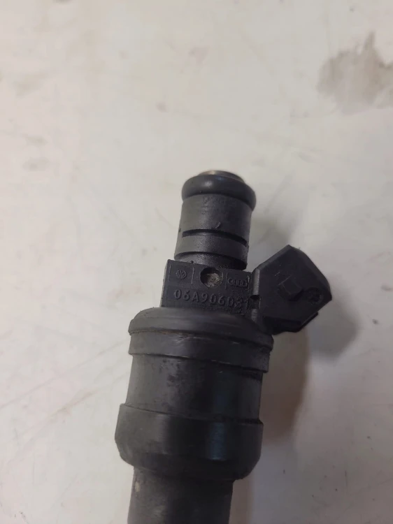 WTRYSK WTRYSKIWACZ AUDI VW SEAT 1.8 T 06A906031