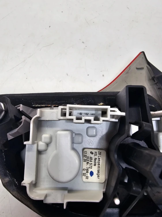 LAMPA PRAWY TYŁ W KLAPĘ AUDI A4 B7 AVANT 8E9945094