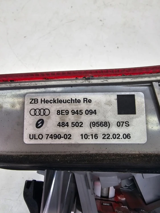 LAMPA PRAWY TYŁ W KLAPĘ AUDI A4 B7 AVANT 8E9945094