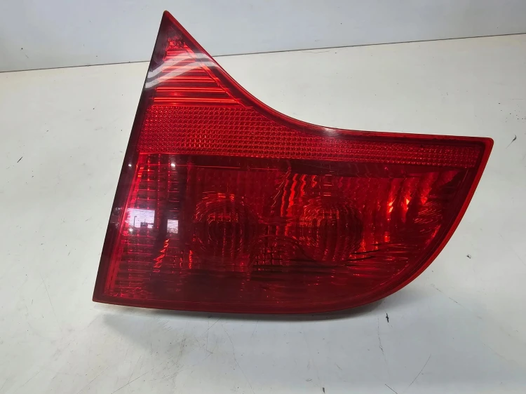 LAMPA PRAWY TYŁ W KLAPĘ AUDI A4 B7 AVANT 8E9945094