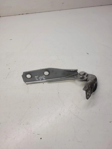 ZAWIAS MASKI PRAWY AUDI A3 8P LIFT 8P0823302