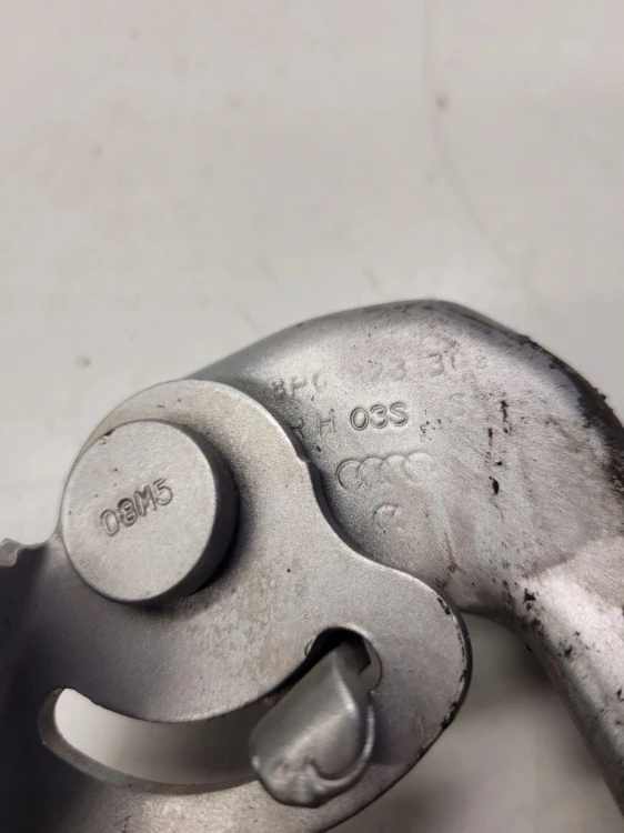 ZAWIAS MASKI PRAWY AUDI A3 8P LIFT 8P0823302