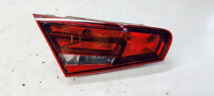 LAMPA LEWY TYŁ W KLAPĘ AUDI A3 8V 3D 8V3945093 USZ
