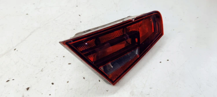 LAMPA LEWY TYŁ W KLAPĘ AUDI A3 8V 3D 8V3945093 USZ