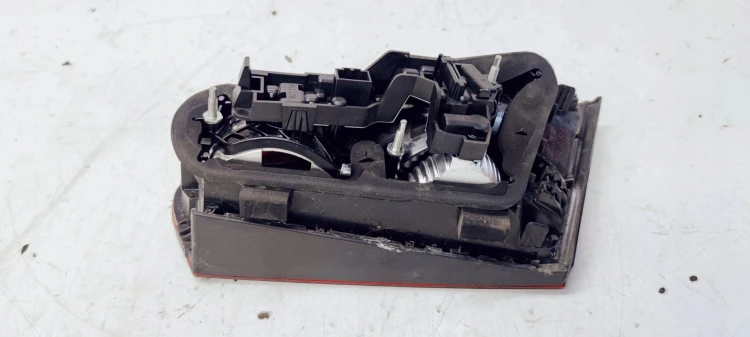 LAMPA LEWY TYŁ W KLAPĘ AUDI A3 8V 3D 8V3945093 USZ