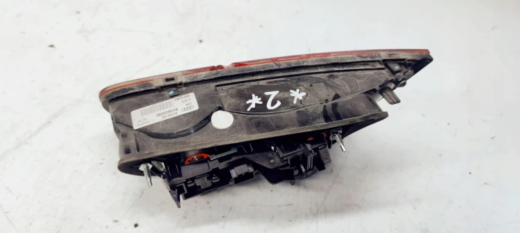 LAMPA LEWY TYŁ W KLAPĘ AUDI A3 8V 3D 8V3945093 USZ