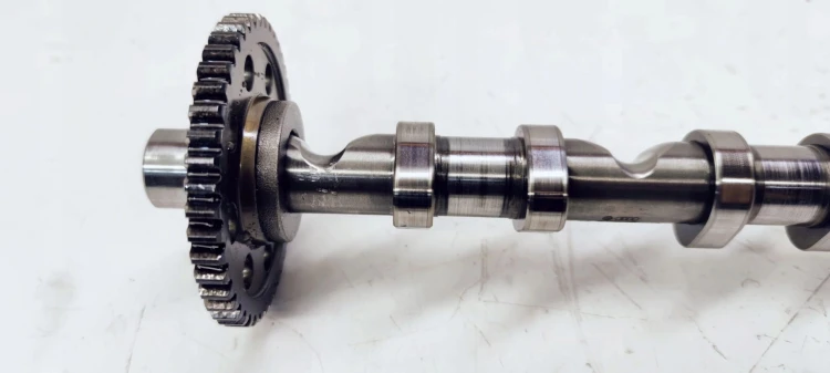 WAŁEK ROZRZĄDU WYDECH AUDI A3 A4 1.8 TFSI 06H102H