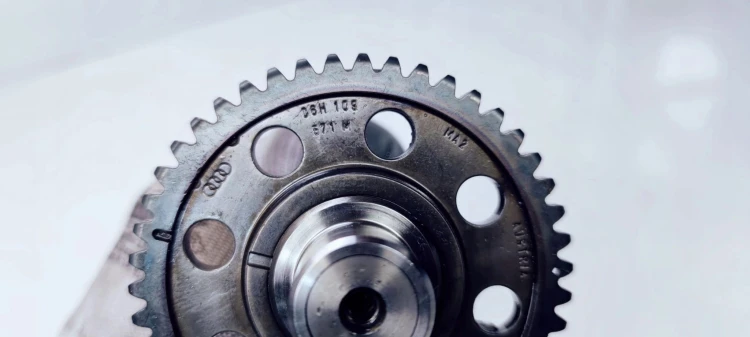 WAŁEK ROZRZĄDU WYDECH AUDI A3 A4 1.8 TFSI 06H102H