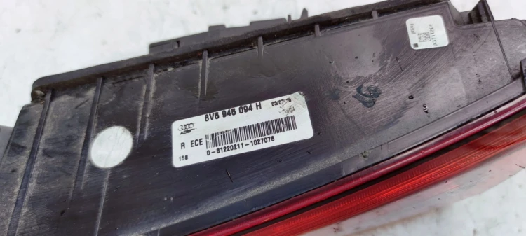 LAMPA PRAWY TYŁ W KLAPĘ AUDI A3 8V SEDAN CABRIO 8V5945094H
