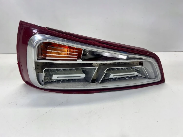 LAMPA PRAWY TYŁ W KLAPĘ AUDI A1 8X3 8X0945094B LED USZKODZONA