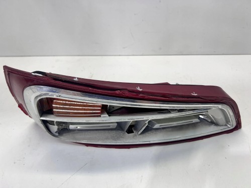 LAMPA PRAWY TYŁ W KLAPĘ AUDI A1 8X3 8X0945094B LED USZKODZONA