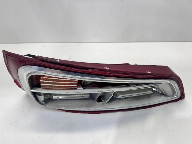 LAMPA PRAWY TYŁ W KLAPĘ AUDI A1 8X3 8X0945094B LED USZKODZONA