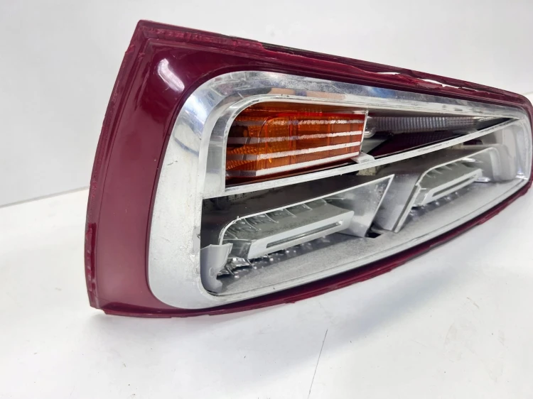 LAMPA PRAWY TYŁ W KLAPĘ AUDI A1 8X3 8X0945094B LED USZKODZONA