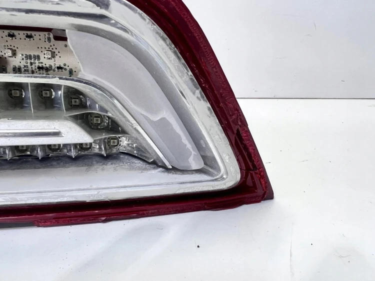 LAMPA PRAWY TYŁ W KLAPĘ AUDI A1 8X3 8X0945094B LED USZKODZONA