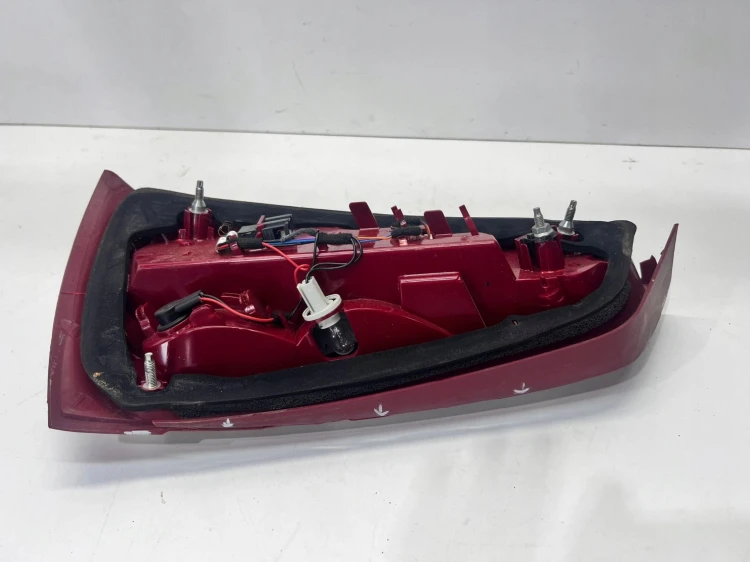 LAMPA PRAWY TYŁ W KLAPĘ AUDI A1 8X3 8X0945094B LED USZKODZONA