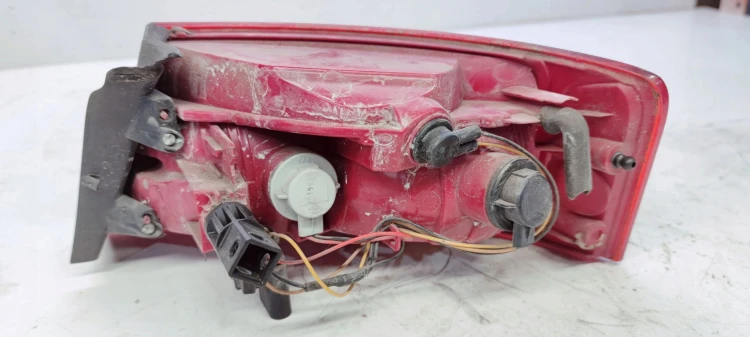 LAMPA LEWY TYŁ Z BŁOTNIKA AUDI A5 8T COUPE 8T0945095