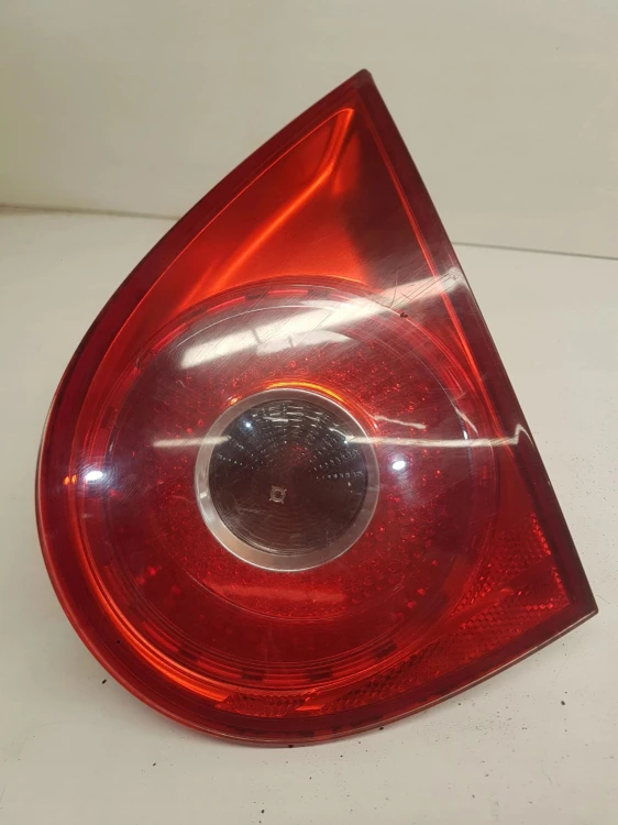 LAMPA LED PRAWY TYŁ W KLAPĘ VW GOLF V 1K6945094F