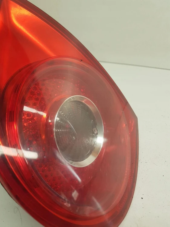 LAMPA LED PRAWY TYŁ W KLAPĘ VW GOLF V 1K6945094F