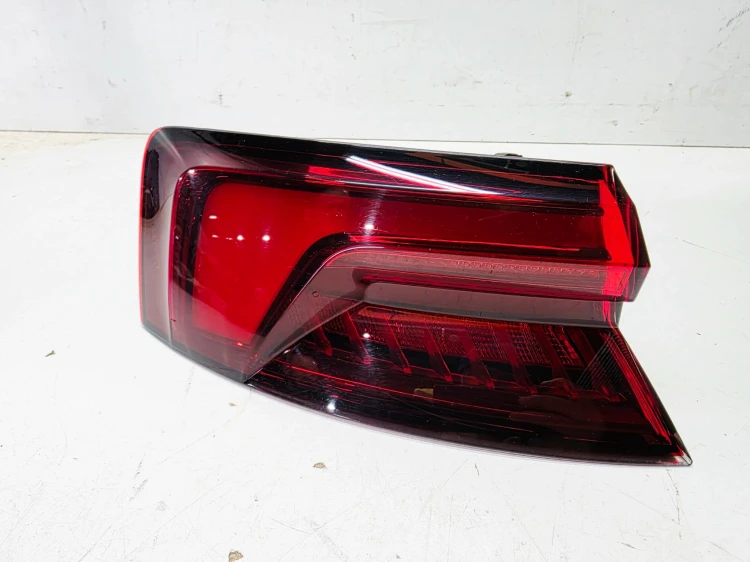 LAMPA LEWY TYŁ LED W BŁOTNIK AUDI A5 8F SPORTBACK 8W6945091G