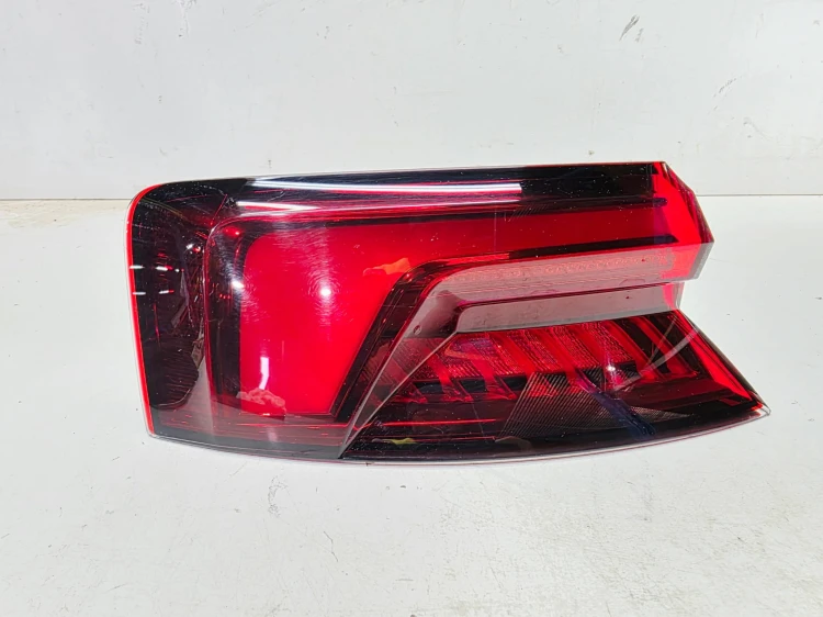 LAMPA LEWY TYŁ LED W BŁOTNIK AUDI A5 8F SPORTBACK 8W6945091G
