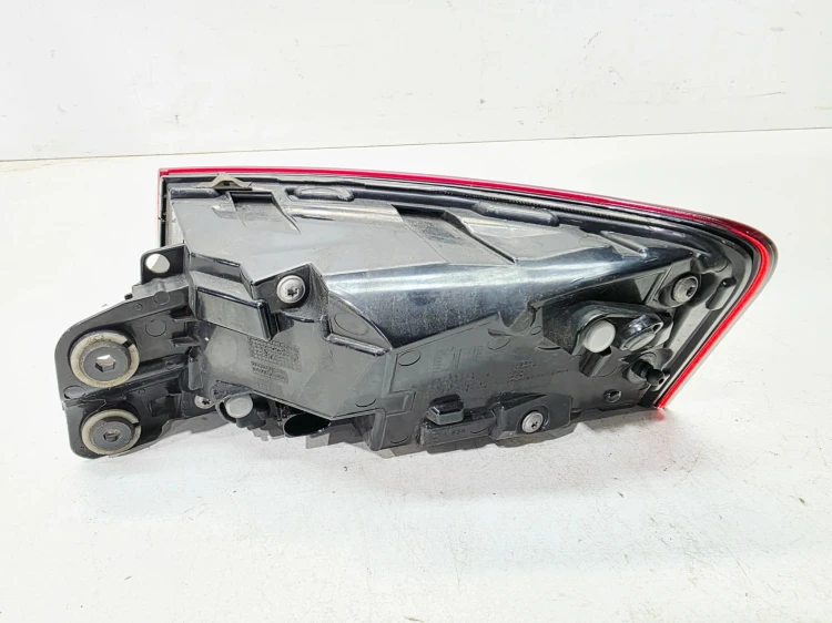 LAMPA LEWY TYŁ LED W BŁOTNIK AUDI A5 8F SPORTBACK 8W6945091G