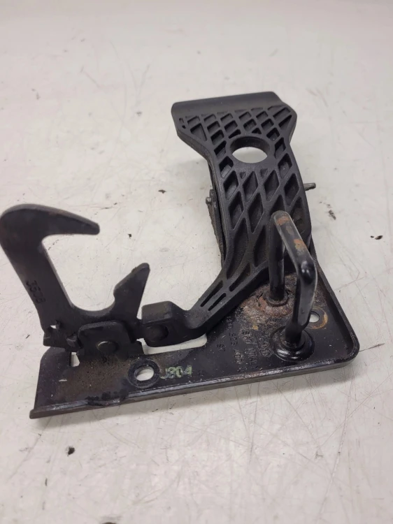 ZAMEK MASKI RYGIEL AUDI A3 8P FL 08-12 8P0823480A