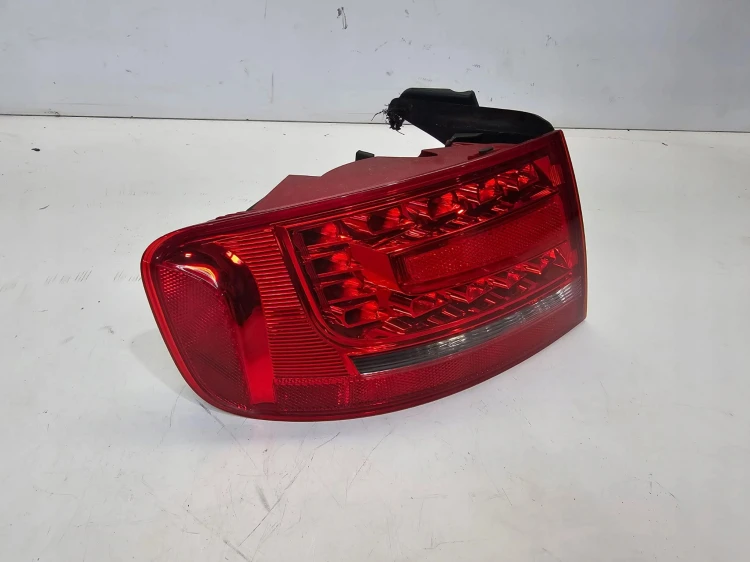LAMPA LEWY TYŁ W BŁOTNIK AUDI A4 B8 8K5945095K LED