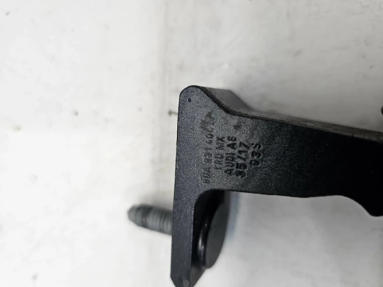 ZAWIAS DRZWI PRAWY AUDI A4 B9 Q5 FY 80A831404D
