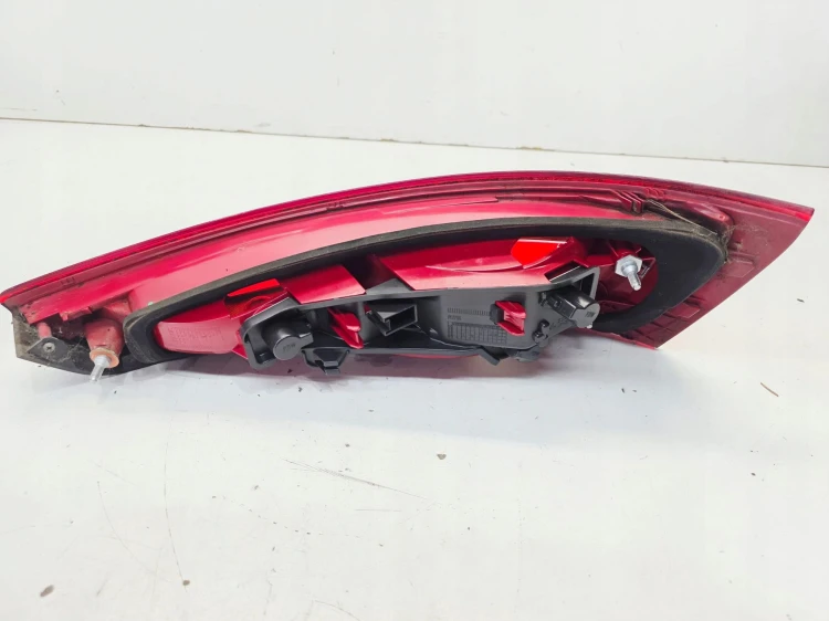 LAMPA LEWY TYŁ AUDI Q3 8U 8U0945093 ZWYKŁA NA ŻARÓWKI