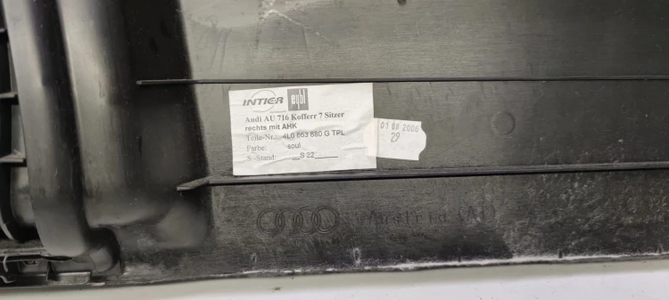 BOCZEK BAGAŻNIKA PRAWY AUDI Q7 4L 4L0863880G
