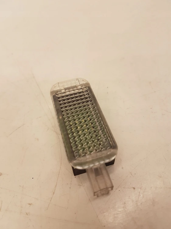 LAMPKA OŚWIETLENIE KABINY AUDI LED 4E0947415