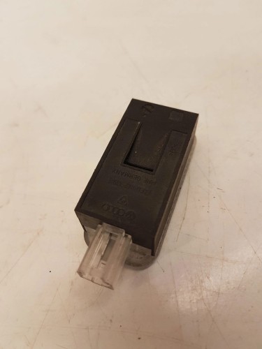LAMPKA OŚWIETLENIE KABINY AUDI LED 4E0947415