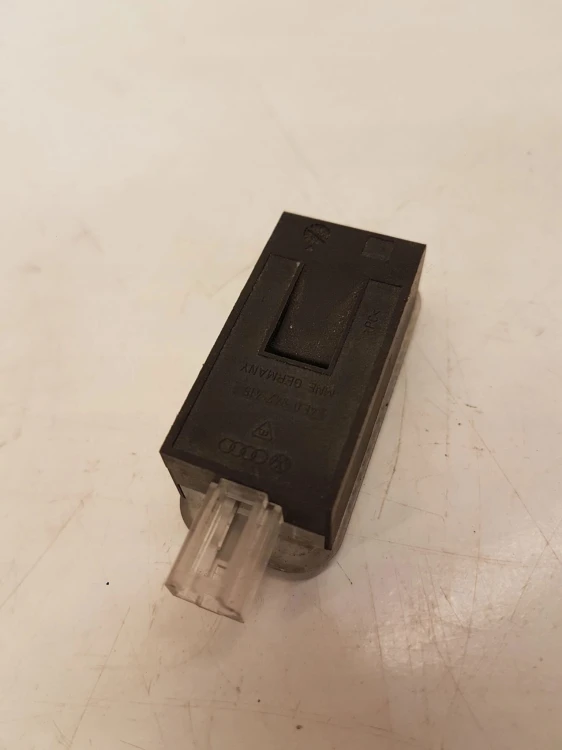 LAMPKA OŚWIETLENIE KABINY AUDI LED 4E0947415
