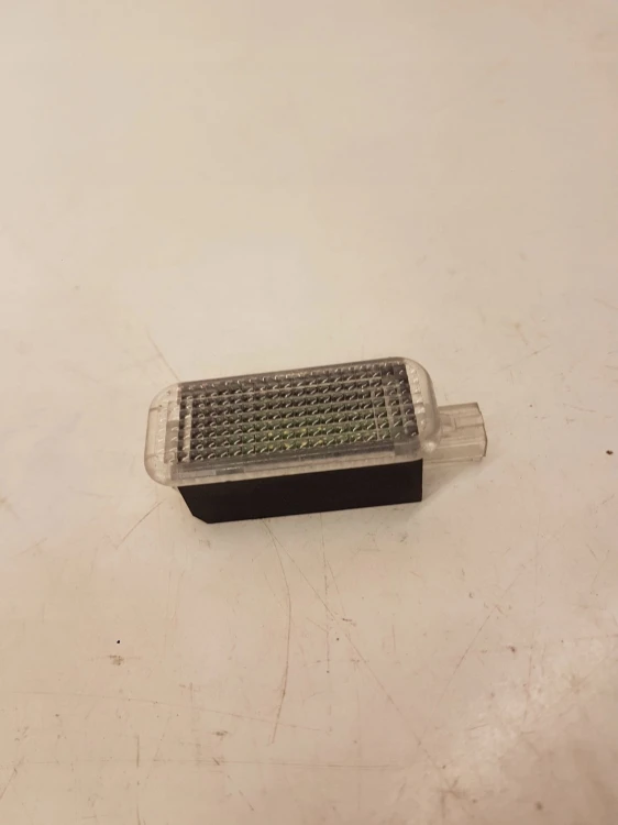 LAMPKA OŚWIETLENIE KABINY AUDI LED 4E0947415