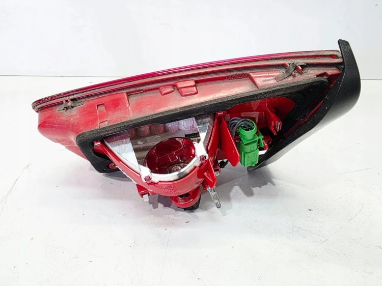 LAMPA LEWY TYŁ W KLAPĘ LED AUDI A6 C7 SEDAN 4G5945093A USZKODZONY STOP
