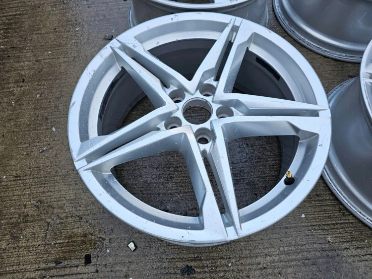 FELGA FELGI AUDI A4 B9 A5 8W R 18 ET40 8W0601025R